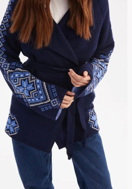Geometric Cozy Blue Cardigan Sweater – High-Quality Warmth and Style