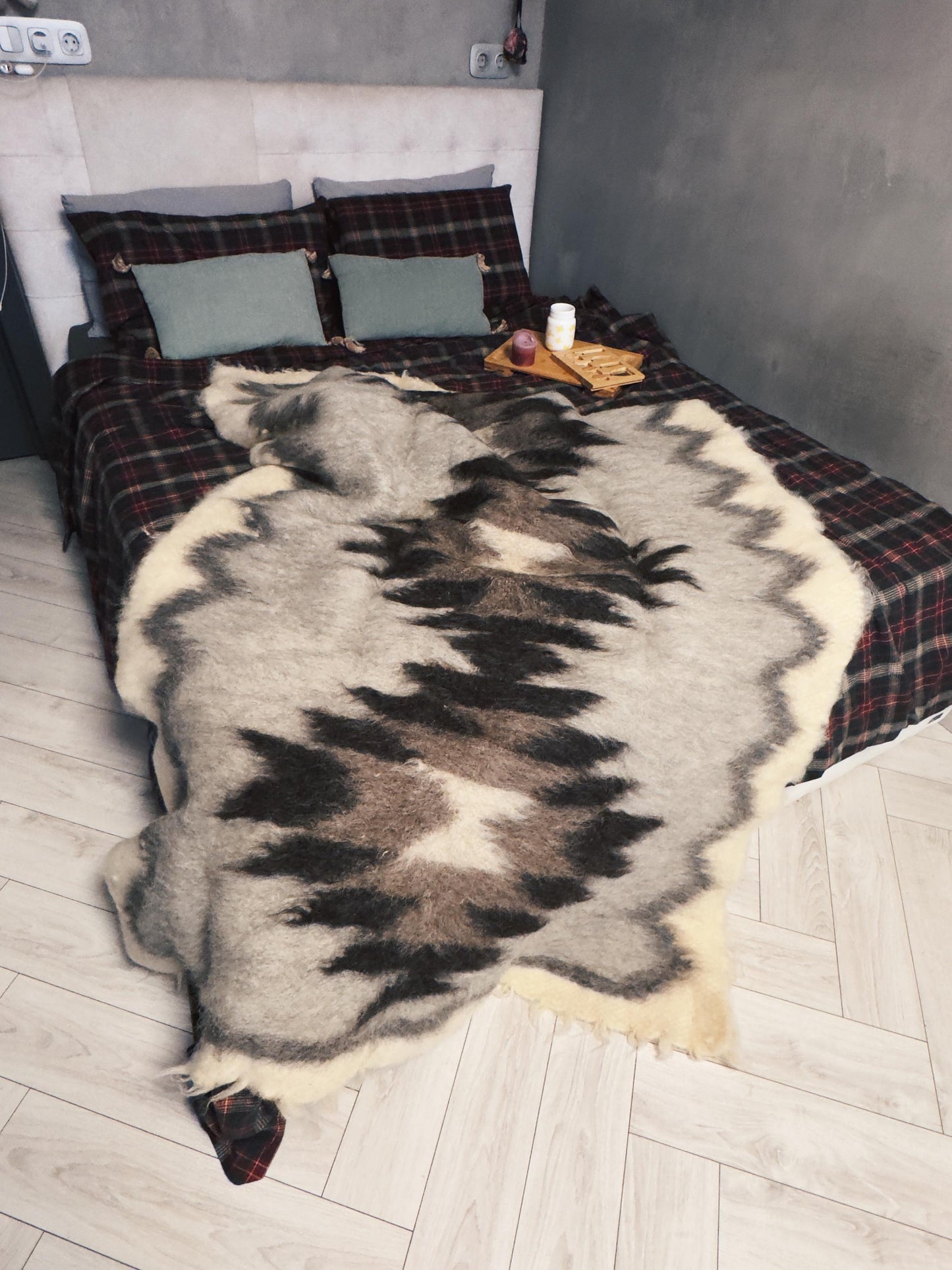 Luxury Artisan Wool Blanket in Queen Size Thick Natural Sheep Wool Throw Blanket