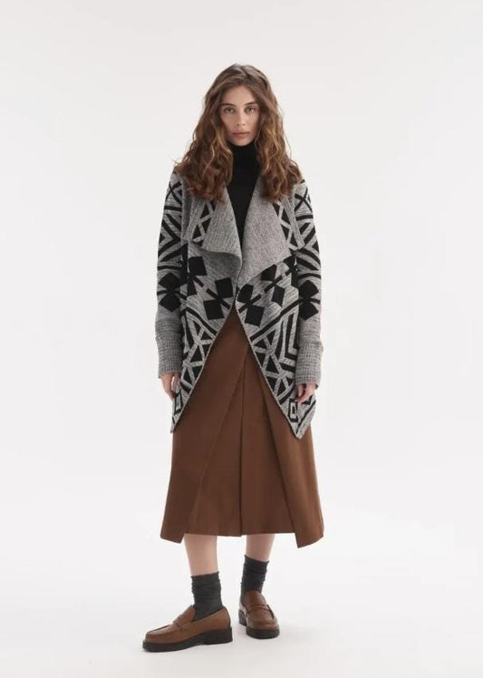 Geometric Cozy Cardigan Sweater – Warmth, Comfort, and Nordic Eleganc