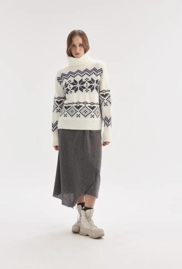 Cozy Sweater with Snowflake Pattern Modern Knitted Winter Essentials