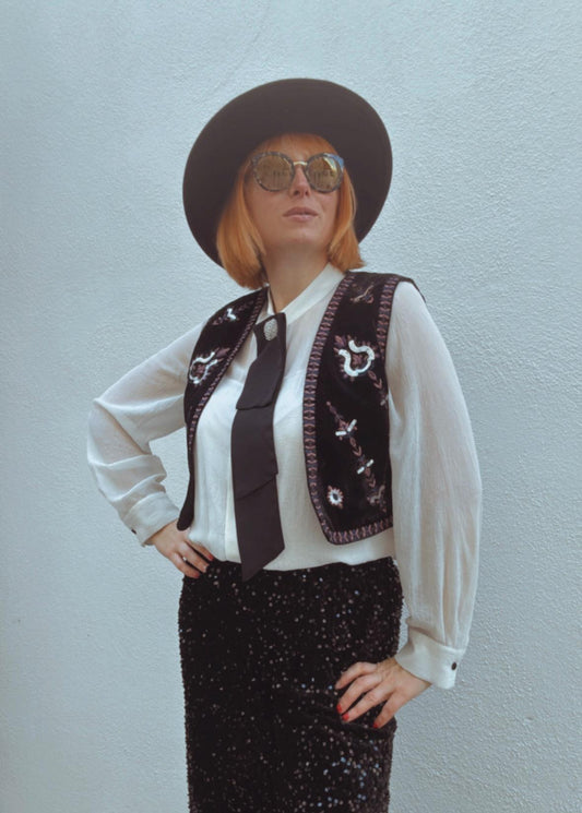 Chique Sleeveless Velvet Jacket with Intricate Embroidery and Sequins
